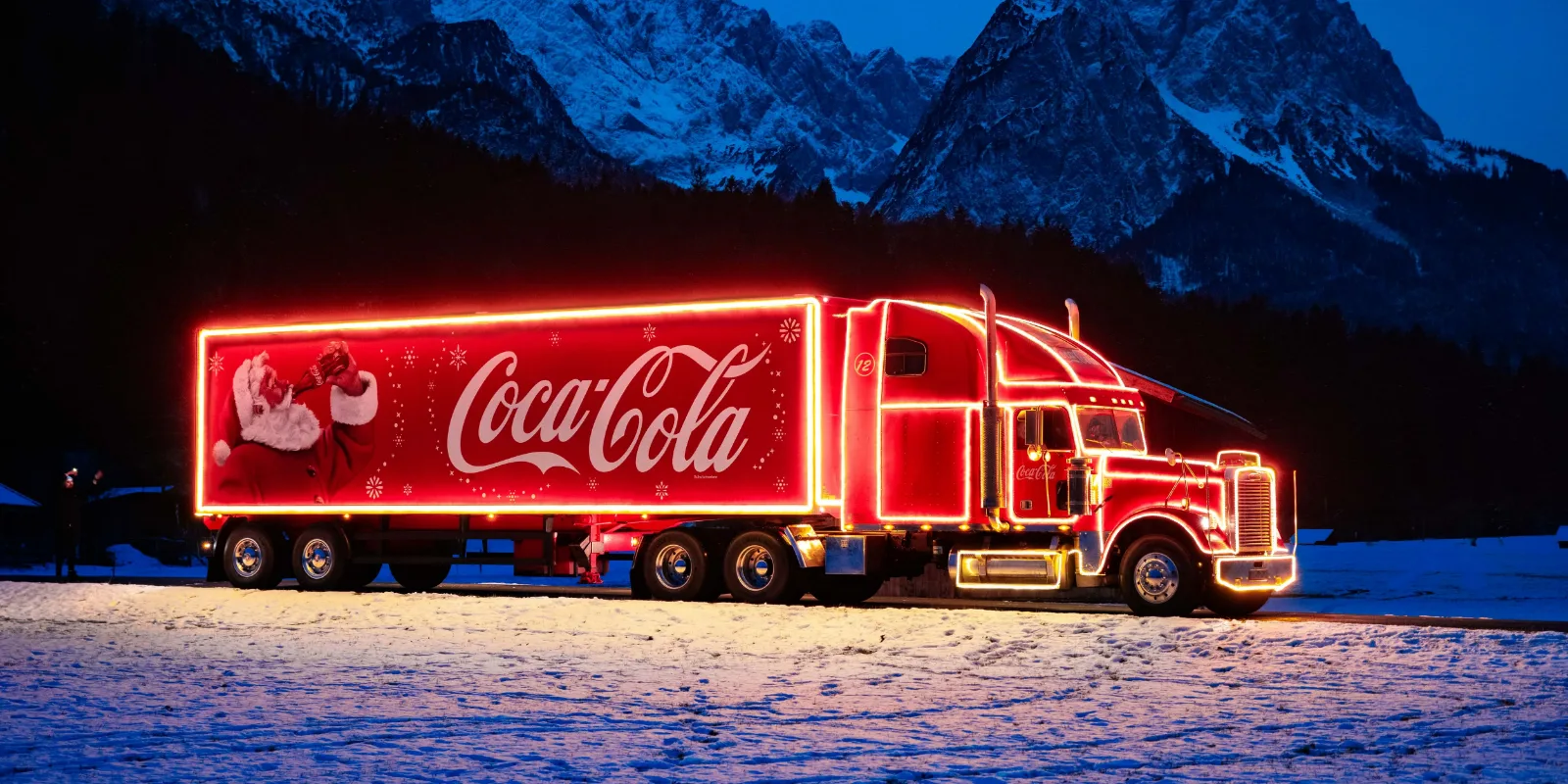 Beleuchteter Coca-Cola Weihnachtstruck im Schnee